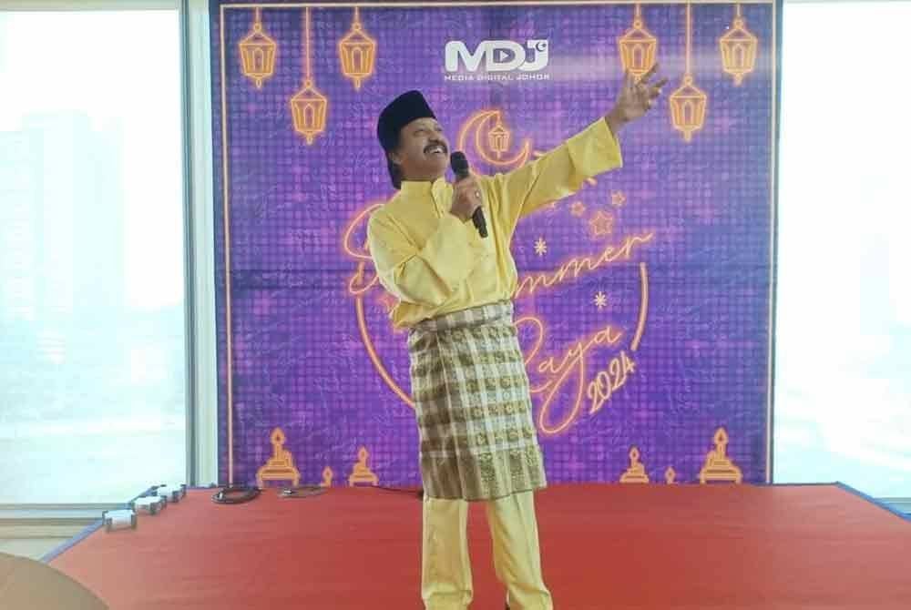 Dave yang menguasai bahasa Melayu, Inggeris, Tamil dan Mandarin kini aktif memenuhi undangan sebagai pengacara majlis.