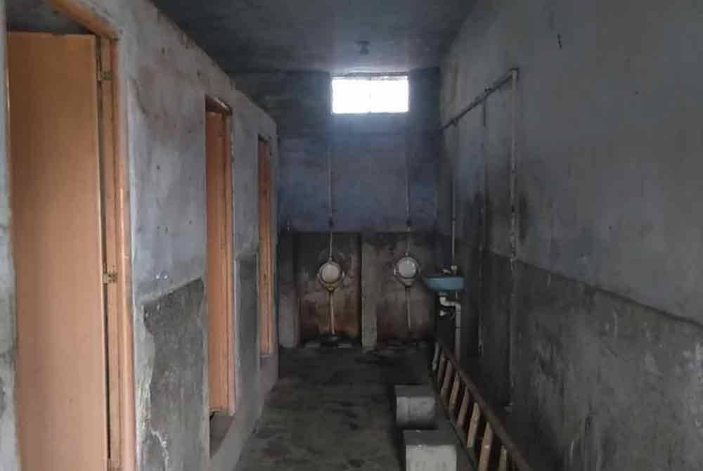 Masalah bekalan air tidak mencukupi dan pengurusan sisa yang lemah antara punca tandas awam di Bangladesh berada dalam keadaan daif.