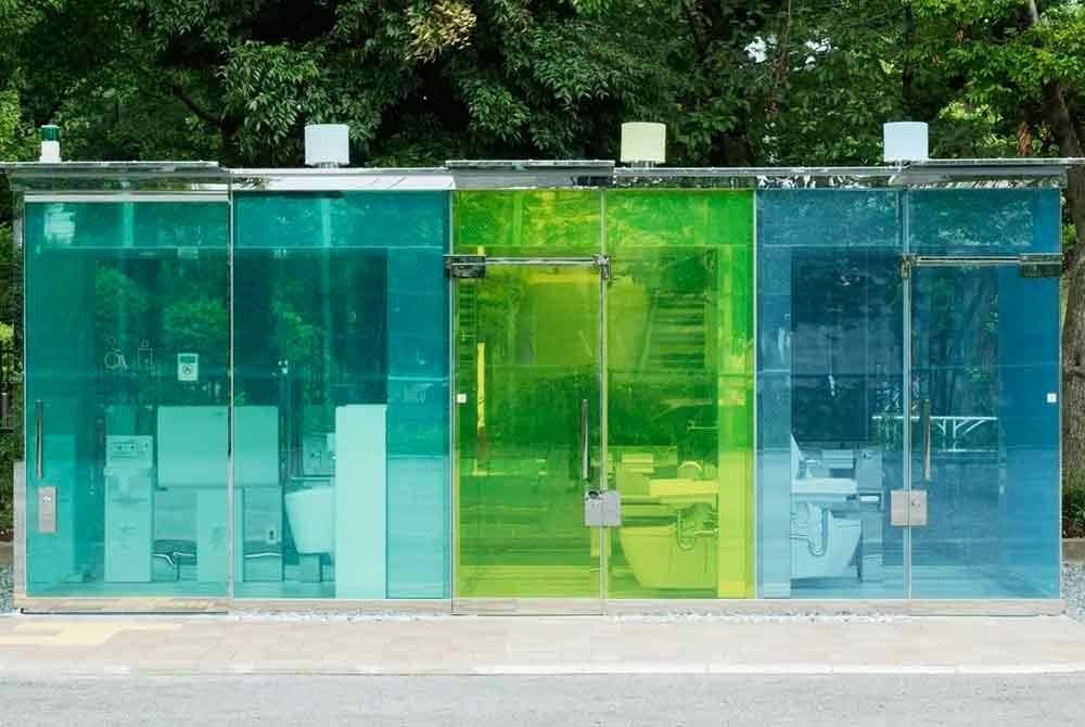 Dinding kaca pada tandas awam lutsinar di Jepun akan bertukar legap apabila sedang digunakan.