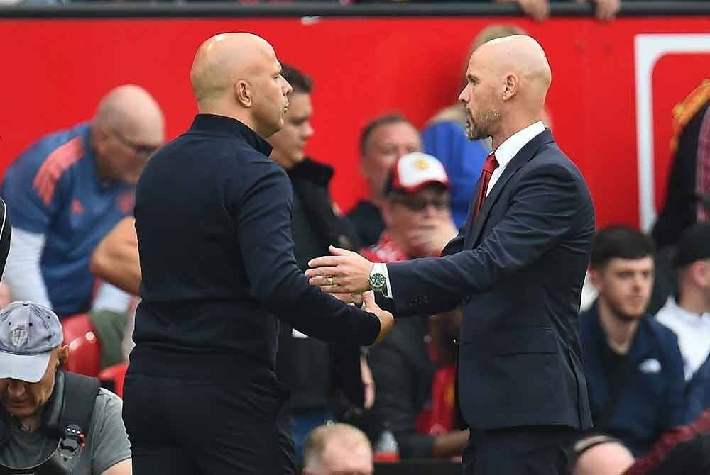 Dua lelaki botak, namun hanya satu pemenang di Old Trafford yang menyaksikan Arne Slot (kiri) mengatasi Erik ten Hag. - Foto: AFP