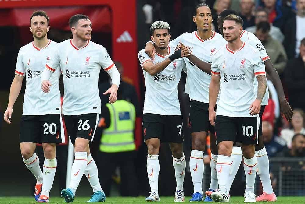 Pemain Liverpool meraikan gol kedua peribadi Diaz (tengah) pada minit ke-42. Foto: EPA