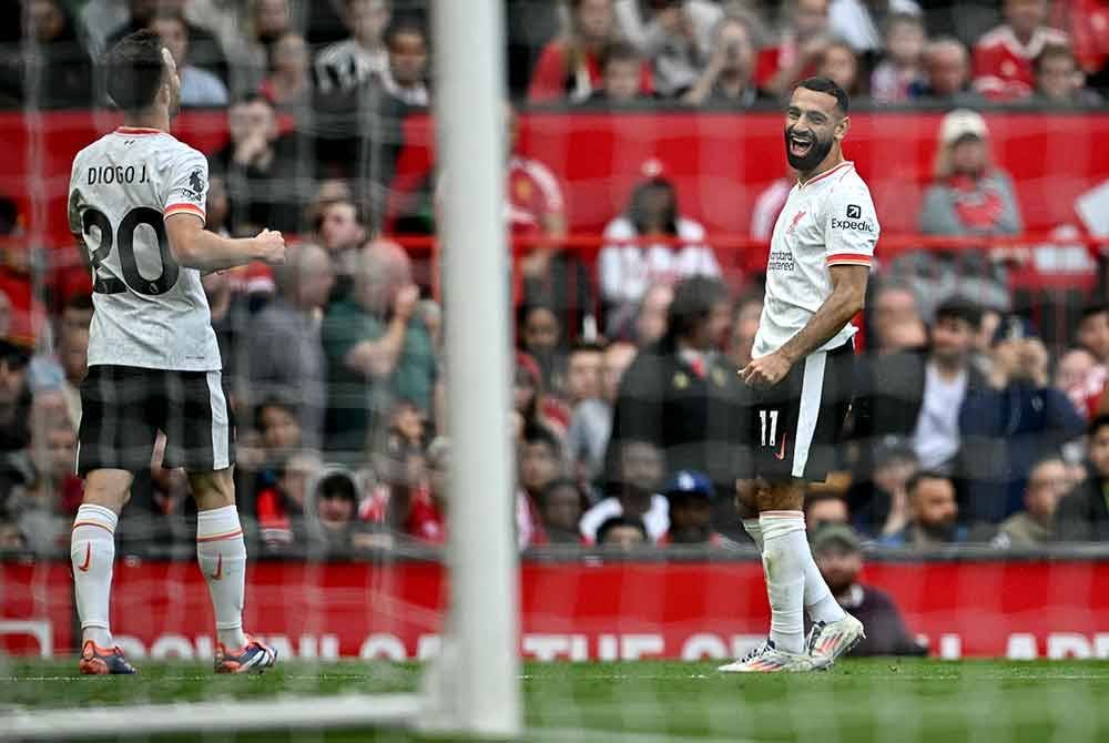 Mohamed Salah (kanan) menambah derita United dengan gol ketiga Liverpool pada minit ke-56. Foto: AFP