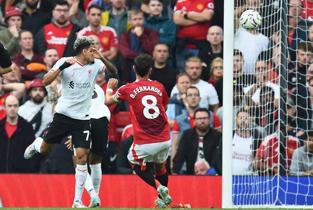 Luis Diaz (kiri) menanduk masuk gol pertama Liverpool di pada minit ke-35. Foto: EPA