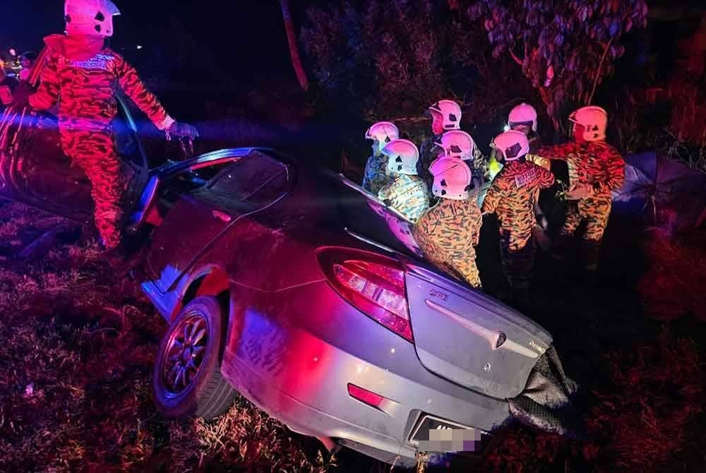 Seorang wanita maut dalam nahas membabitkan treler muatan kelapa sawit di Selama pada Ahad. Foto: Ihsan Bomba Perak