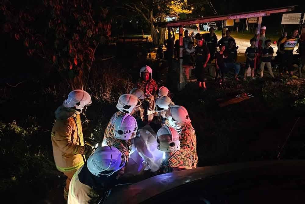 Pasukan bomba menjalankan operasi mengeluarkan mangsa yang tersepit dalam kenderaan di Jalan Taiping pada Ahad. Foto: ihsan Bomba Perak