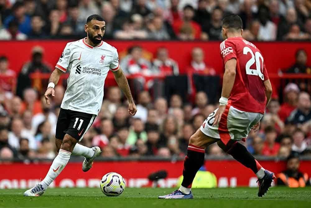Salah (kiri) ketika aksi menentang Manchester United di Old Trafford pada Ahad. Foto AFP