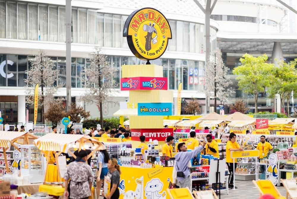 Pelbagai barangan daripada MR D.I.Y, MR. TOY, EMTOP dan MR. DOLLAR dijual pada Bazar Merdeka.