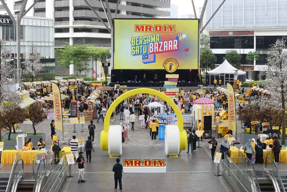 MR D.I.Y. memeriahkan Bazar Merdeka 'Bersama Satu Bazaar' dengan persembahan istimewa lagu patriotik.