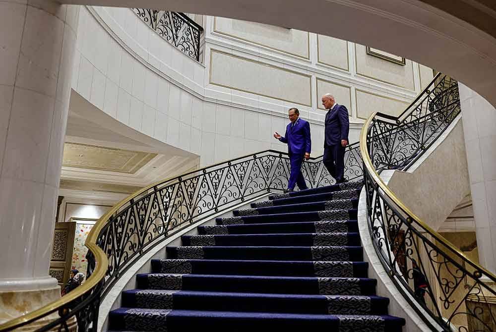 Anwar (kiri) menyambut ketibaan Luxon, di Kompleks Seri Perdana, pada Isnin. Foto Bernama