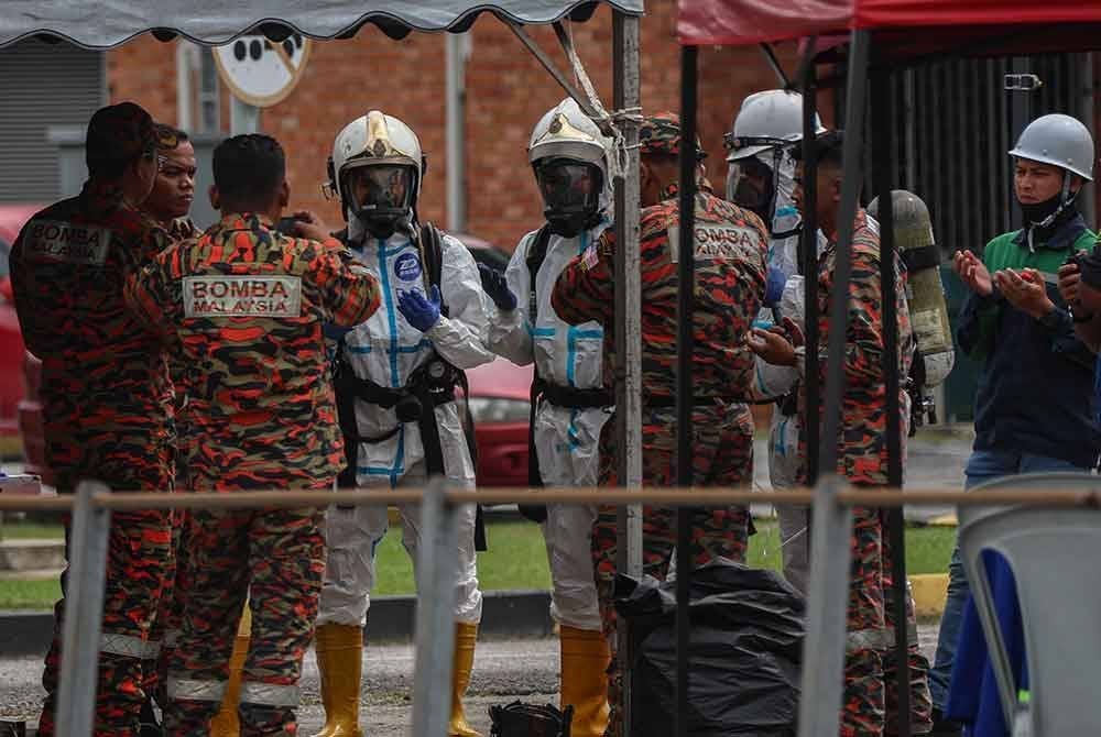 Pasukan penyelamat turut membuat perbincangan teliti pada setiap malam sebelum memulakan operasi pada keesokan hari. Gambar fail Bernama