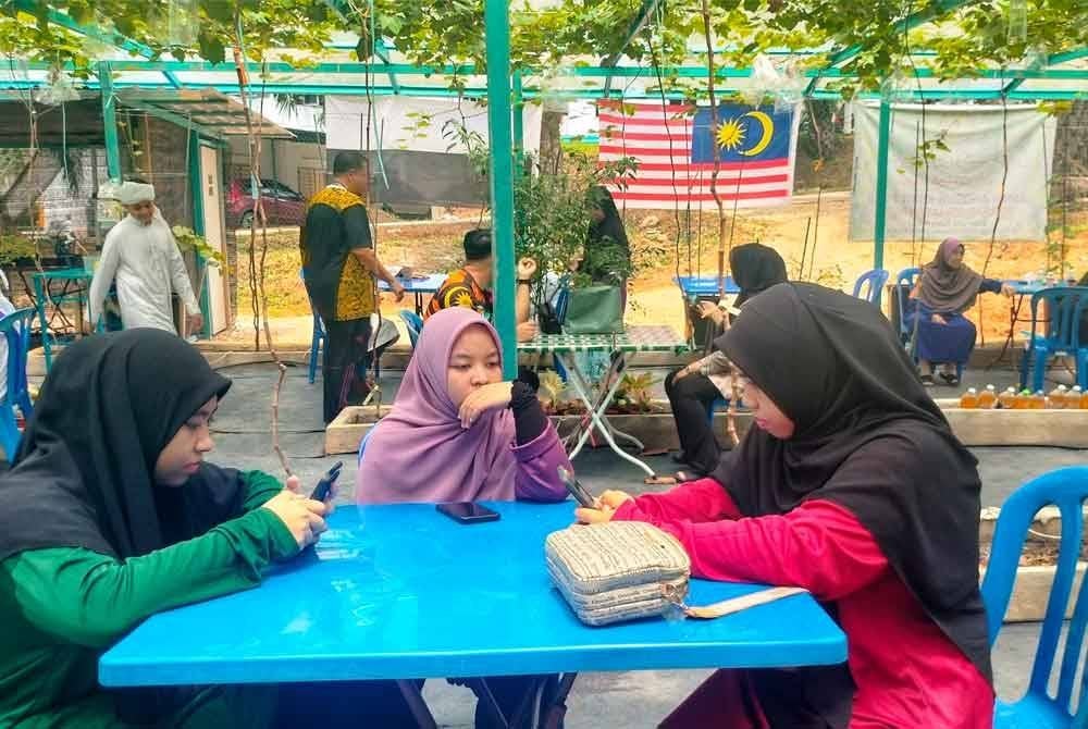 Laman Anggur di maahad itu mula menjadi tumpuan pengunjung orang ramai.