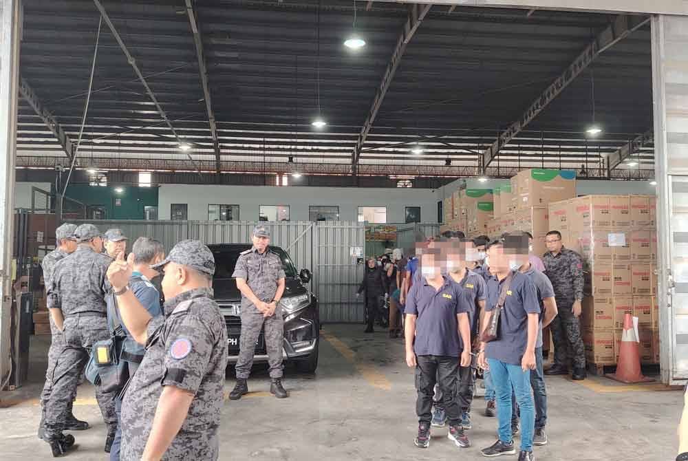JIM menahan 37 pekerja asing dalam serbuan dua gudang barang e-dagang di Jalan Kebun, Shah Alam pada Isnin.