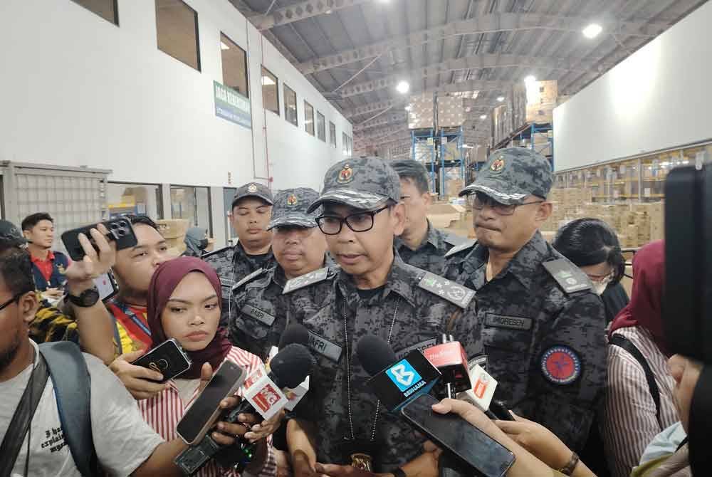 Jafri dalam sidang akhbar di lokasi serbuan di Jalan Kebun, Shah Alam pada Isnin.