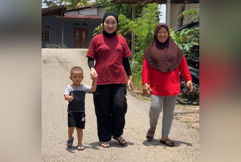 Siti Norelyana (tengah) bersama ibunya, serta anak saudara sehingga hari ini tidak pernah menyangka dapat kembali menjalani kehidupan seperti biasa walaupun beberapa organ dalamannya seperti hati, paru-paru, buah pinggang hampir rosak serta mengalami patah pada lima tulang rusuk serta belakang.