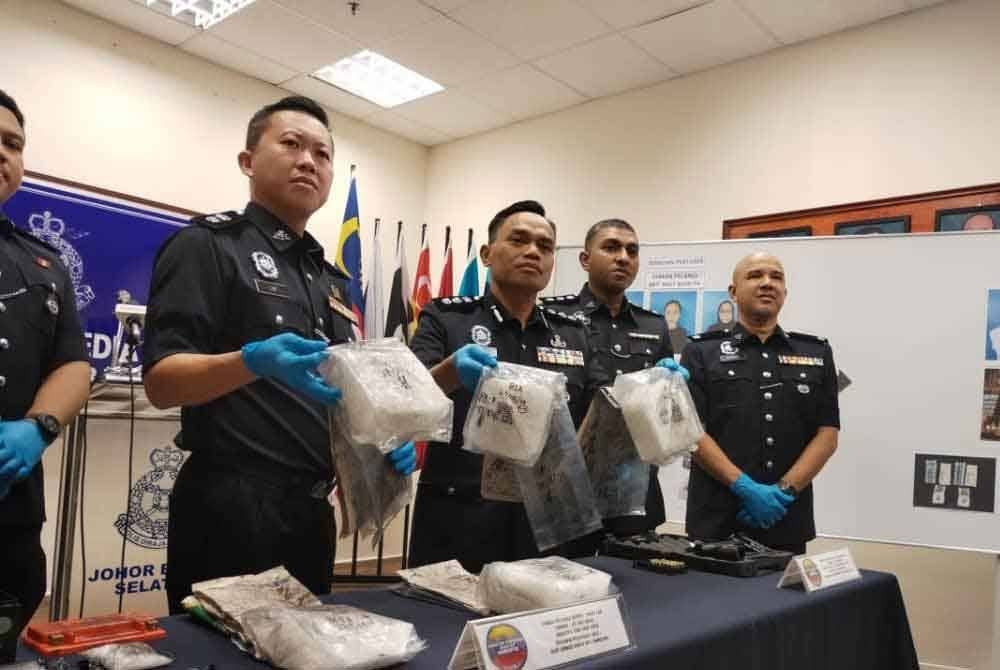 Raub (tengah), menunjukkan sebahagian daripada barang dipercayai dadah yang dirampas.