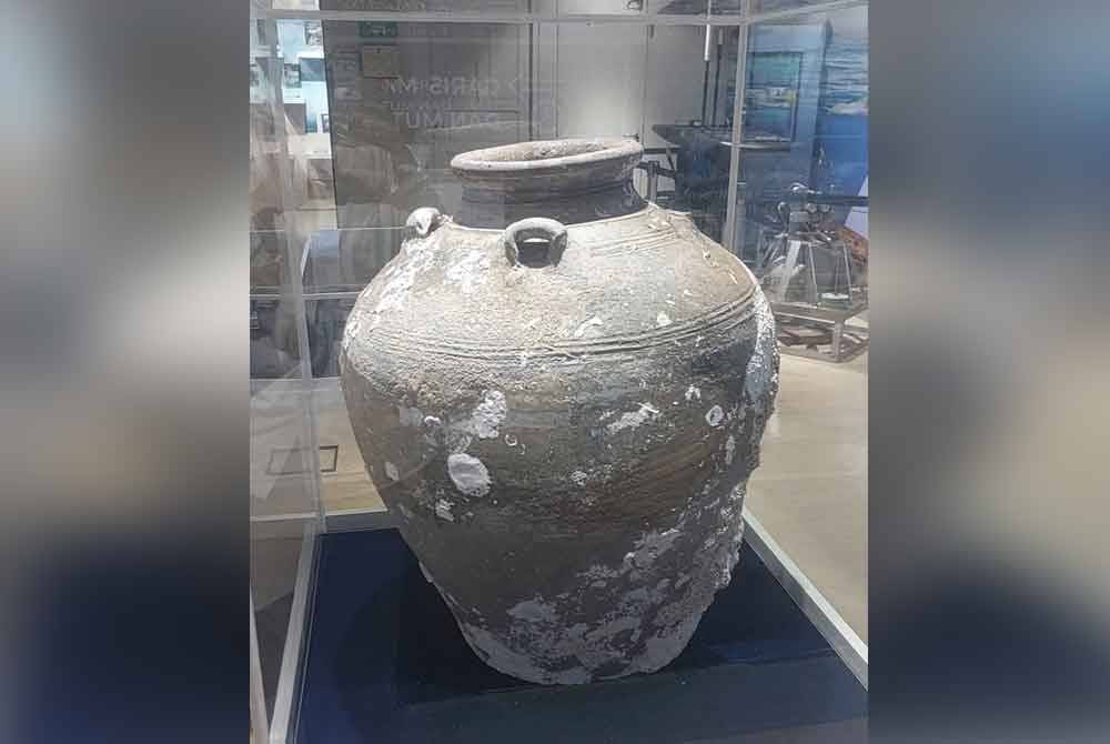 Antara artifak kapal karam (shipwreck) di dasar laut Pulau Bidong yang dipamerkan di galeri tersebut.