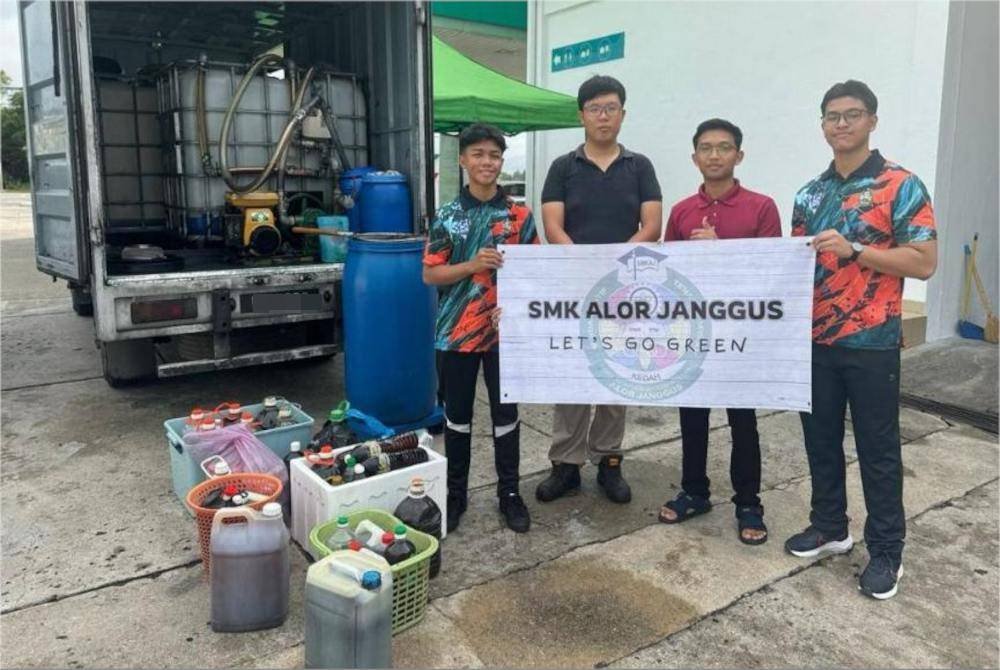 Pelajar SMK Alor Janggus menjual minyak masak terpakai kepada rakan kerjasama, Petronas untuk ditukar kepada wang tunai.