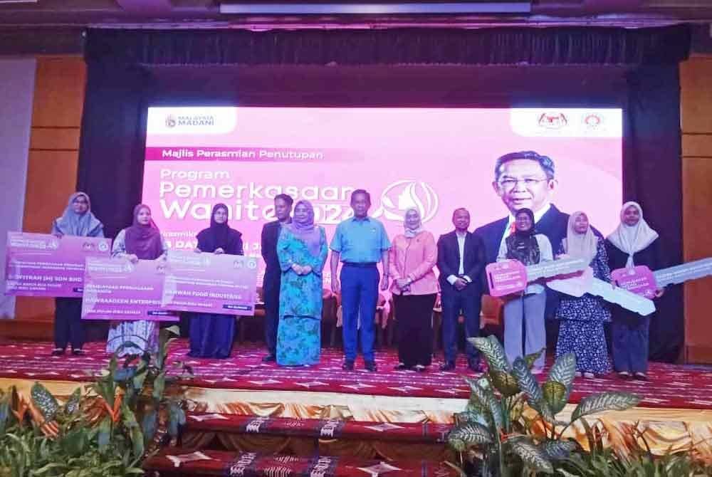 Jalaluddin (enam dari kanan) ketika hadir merasmikan Majlis Perasmian Penutup Program Pemerkasaan Wanita 2024 pada Isnin.