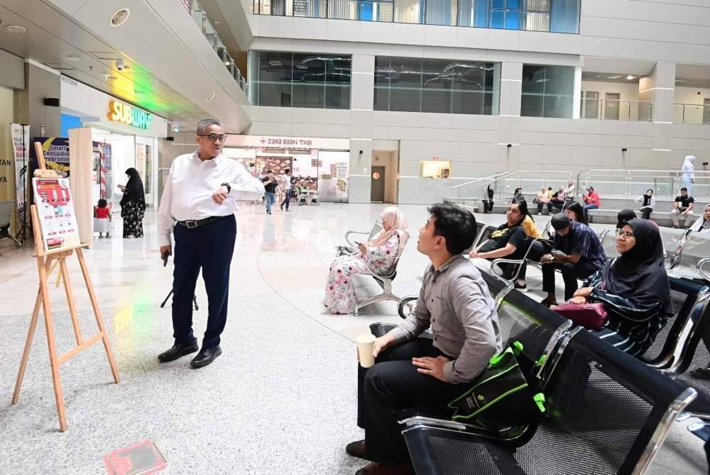 Shamsul Azri (kiri) ketika mengadakan lawatan mengejut ke ibu pejabat JPJ di Putrajaya pada Isnin.