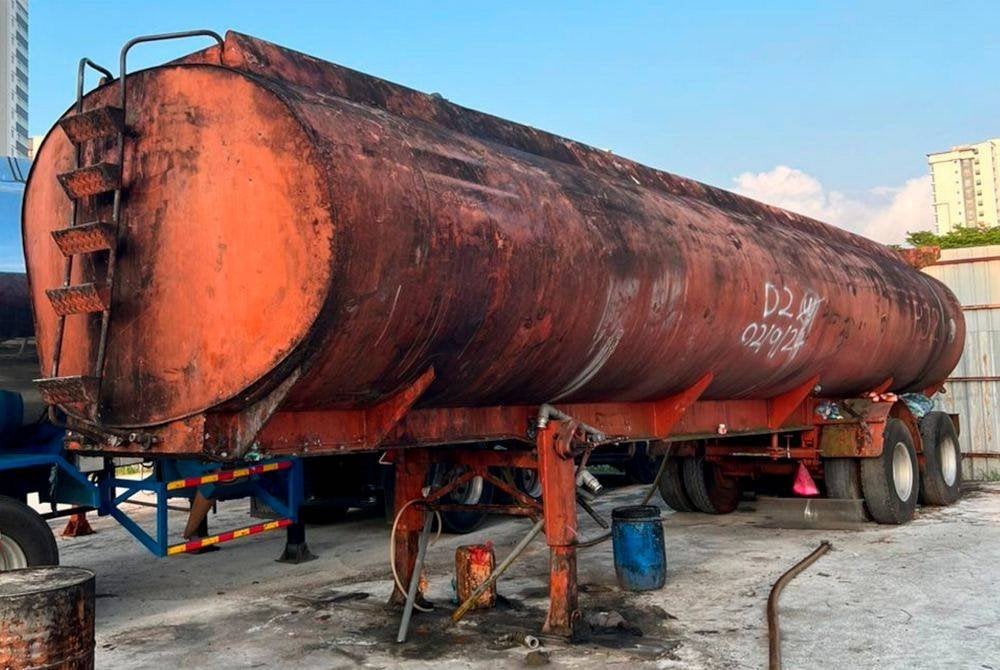 Treler yang tidak mempunyai nombor pendaftaran yang dijadikan tempat menyimpan minyak sawit mentah secara tidak sah dirampas dalam serbuan melalui Op Taring Palma. Foto Bernama