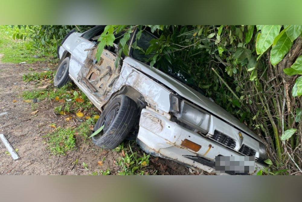 Keadaan kereta Proton Saga selepas terlibat kemalangan.