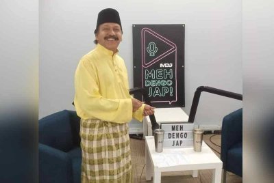 Dave turut memiliki lapan pasang baju Melayu, telok belanga, cekak musang selain tanjak dan samping