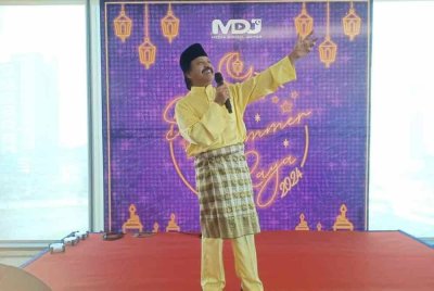 Dave yang menguasai bahasa Melayu, Inggeris, Tamil dan Mandarin kini aktif memenuhi undangan sebagai pengacara majlis.