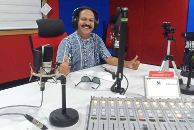 Perjalanannya sebagai juruhebah radio berbahasa Melayu mempunyai pengalaman manis yang tersendiri. 