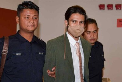 Da'i Syed (tengah) dihukum penjara 10 tahun dan tiga sebatan oleh Mahkamah Sesyen di sini hari ini selepas didapati bersalah merogol seorang wanita, lima tahun lepas. Foto Bernama