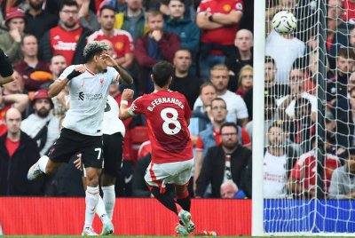 Luis Diaz (kiri) menanduk masuk gol pertama Liverpool di pada minit ke-35. Foto: EPA