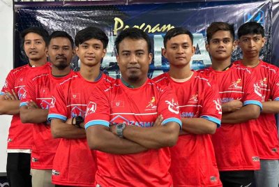 Pasukan futsal orang pekak bersama Kepten, Mohammad Rahmatuddin Mhd Huzaizi (tengah) yang akan berentap pada kejohanan di Terengganu.