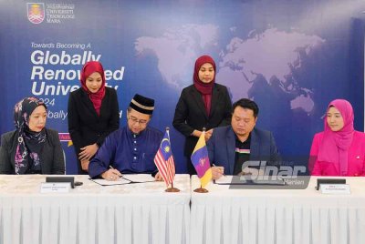 Shahrin (dua dari kiri) dan Bakhtiar Aliff (dua dari kanan) bertukar dokumen MoU pada Isnin. -FOTO: SINAR HARIAN/ MOHD HALIM ABDUL WAHID