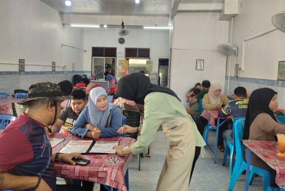 Restoran di Pekan Rantau Panjang sering dipenuhi pelanggan pada hujung minggu dan cuti umum.