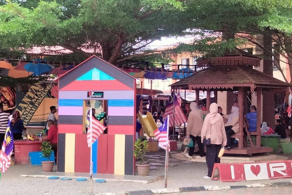 Pekarangan Bazar Siti Fatimah dihias dengan pelbagai dekorasi untuk pelancong bergambar kenangan.