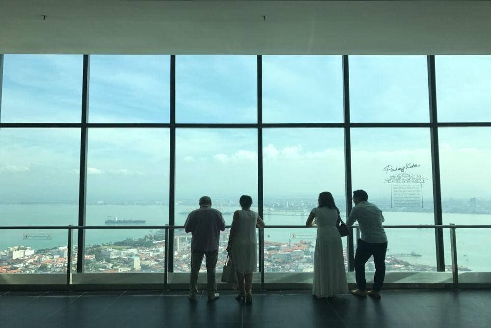 Menara tinjau membolehkan pengunjung melihat pemandangan bandaraya George Town dari tingkat 65.