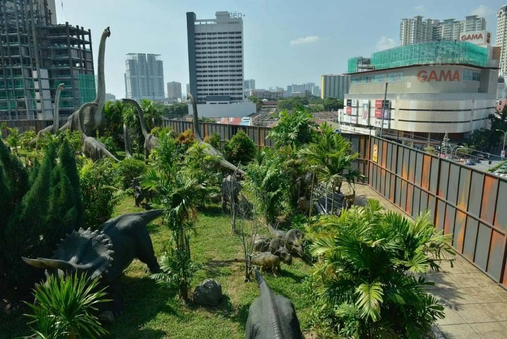 Lebih 200 replika dinosaur disediakan di Pusat Kajian Jurassic untuk dikunjungi pengunjung.