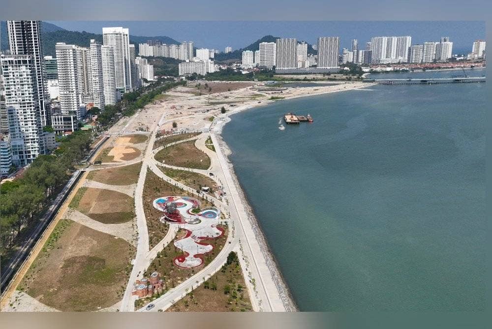 Taman Gurney Bay terletak di sepanjang Persiaran Gurney yang berdekatan dengan kawasan laut.
