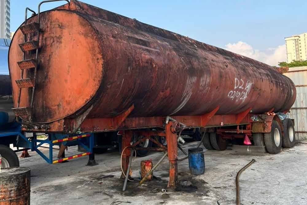 Lori tangki yang ditemui ketika serbuan dilakukan di kawasan sebuah stor di Permas Jaya.