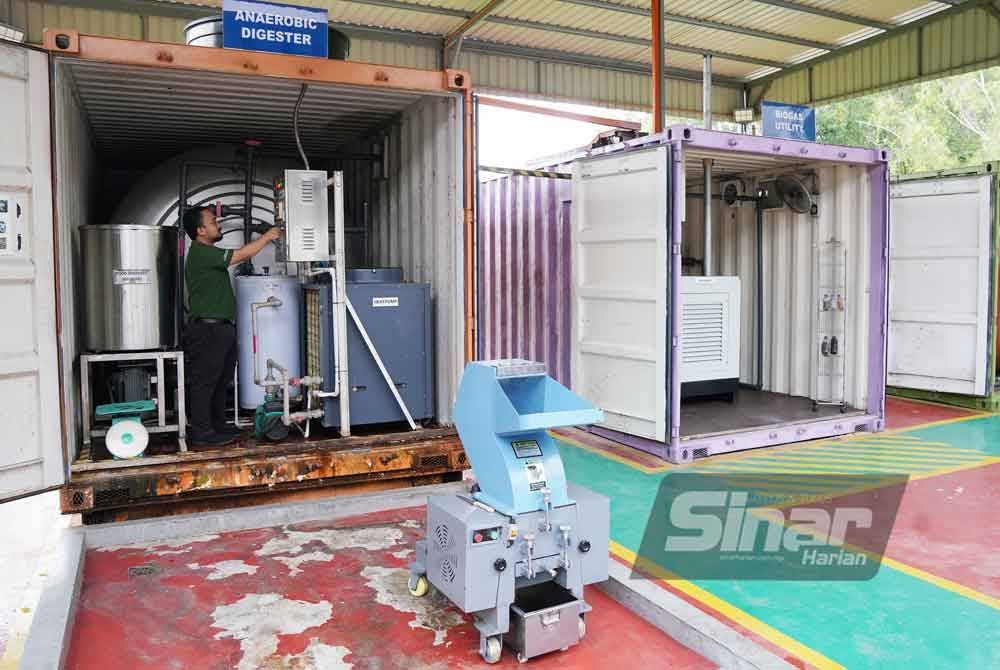 Pekerja AFES menunjukkan isipadu tangki biogas kepada pemberita ketika lawatan di FIKS pada Jumaat. Foto Sinar Harian-ROSLI TALIB