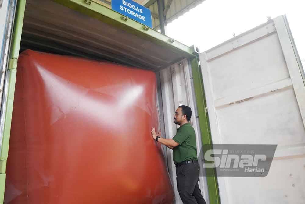 Pekerja AFES menunjukkan isipadu tangki biogas kepada pemberita ketika lawatan di FIKS pada Jumaat. Foto Sinar Harian-ROSLI TALIB