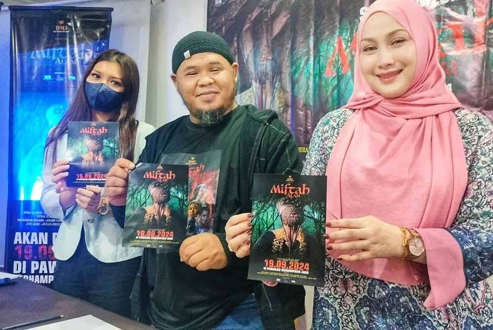 Antara pelakon yang membintangi filem Miftah Alam, dari kiri, Zera, Taiyuddin dan Jue Aziz.