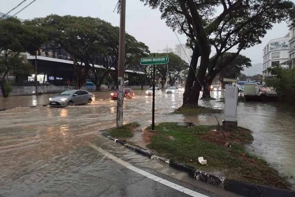 Banjir kilat berlaku di beberapa kawasan di sekitar Bayan Lepas dan Bayan Baru selepas hujan lebat hampir dua jam, sejak jam 6 pagi pada Selasa.