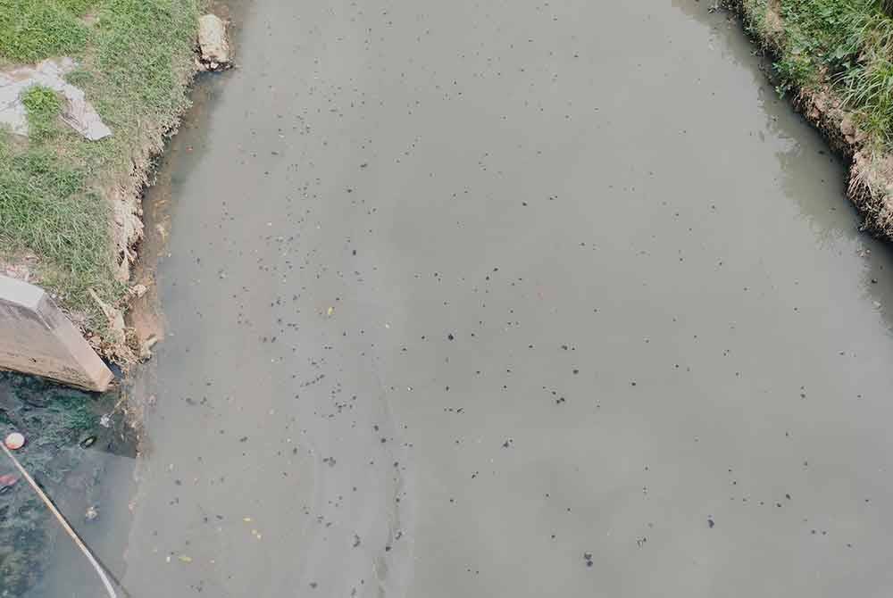 Keadaan Sungai Pandan yang dicemari minyak dapat dilihat ketika tinjauan dilakukan pada pagi Selasa.