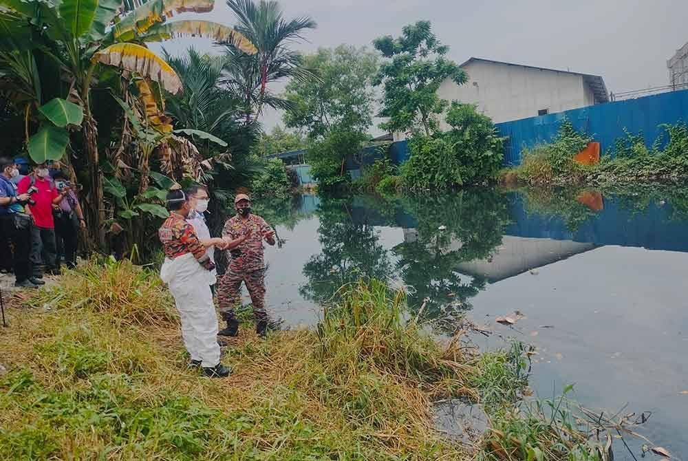 Exco Alam Sekitar dan Kesihatan negeri, Ling Tian Soon (tengah) meninjau Sungai Pandan di Kampung Melayu Pandan pada Selasa.