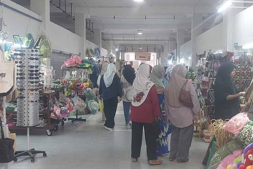 Orang ramai mula memenuhi Pasar Kedai Payang 1 untuk membeli barangan.