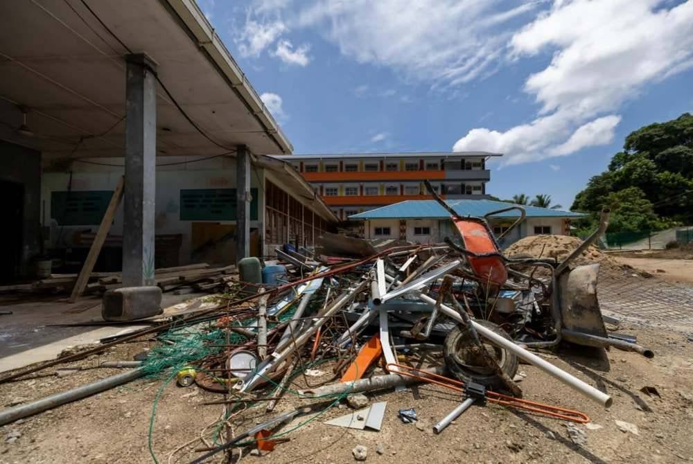 JKR Sarawak dan KPM diharap dapat membantu menyiapkan segera pembinaan SK Kampong Baru Kapit. Foto FB Alexander Nanta Linggi 