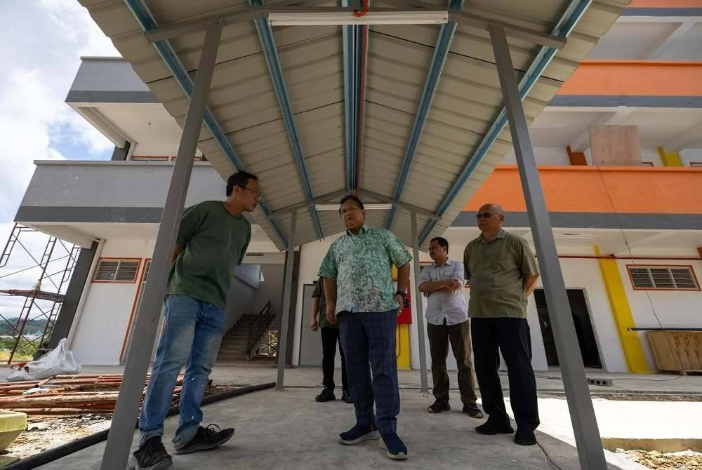 Alexander meninjau projek pembinaan SK Kampong Baru Kapit. Foto FB Alexander Nanta Linggi 