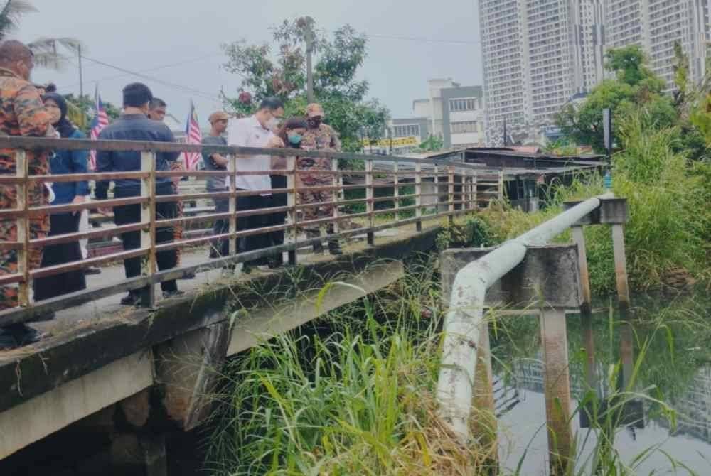 Tian Soon (tengah) meninjau keadaan Sungai Pandan susulan pencemaran bau kimia yang berlaku.
