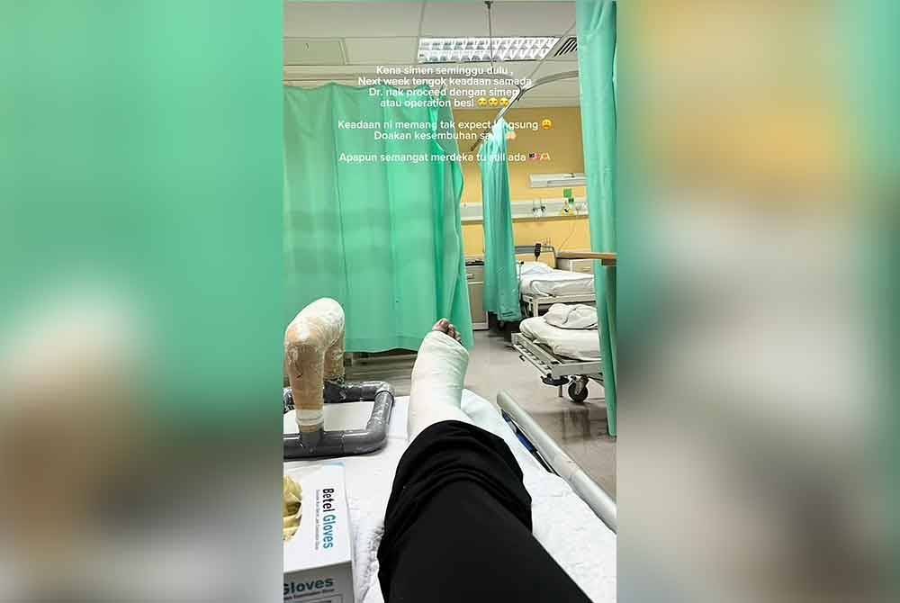 Siti Nur Alis mengalami patah tulang kaki akibat terjatuh ketika bersesak mahu menyaksikan perarakan sambutan Hari Kebangsaan 2024.