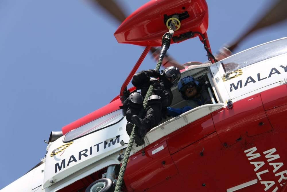 Maritim Malaysia bertindak melakukan khidmat menyelamat kepada golongan memerlukan. Foto Maritim Malaysia